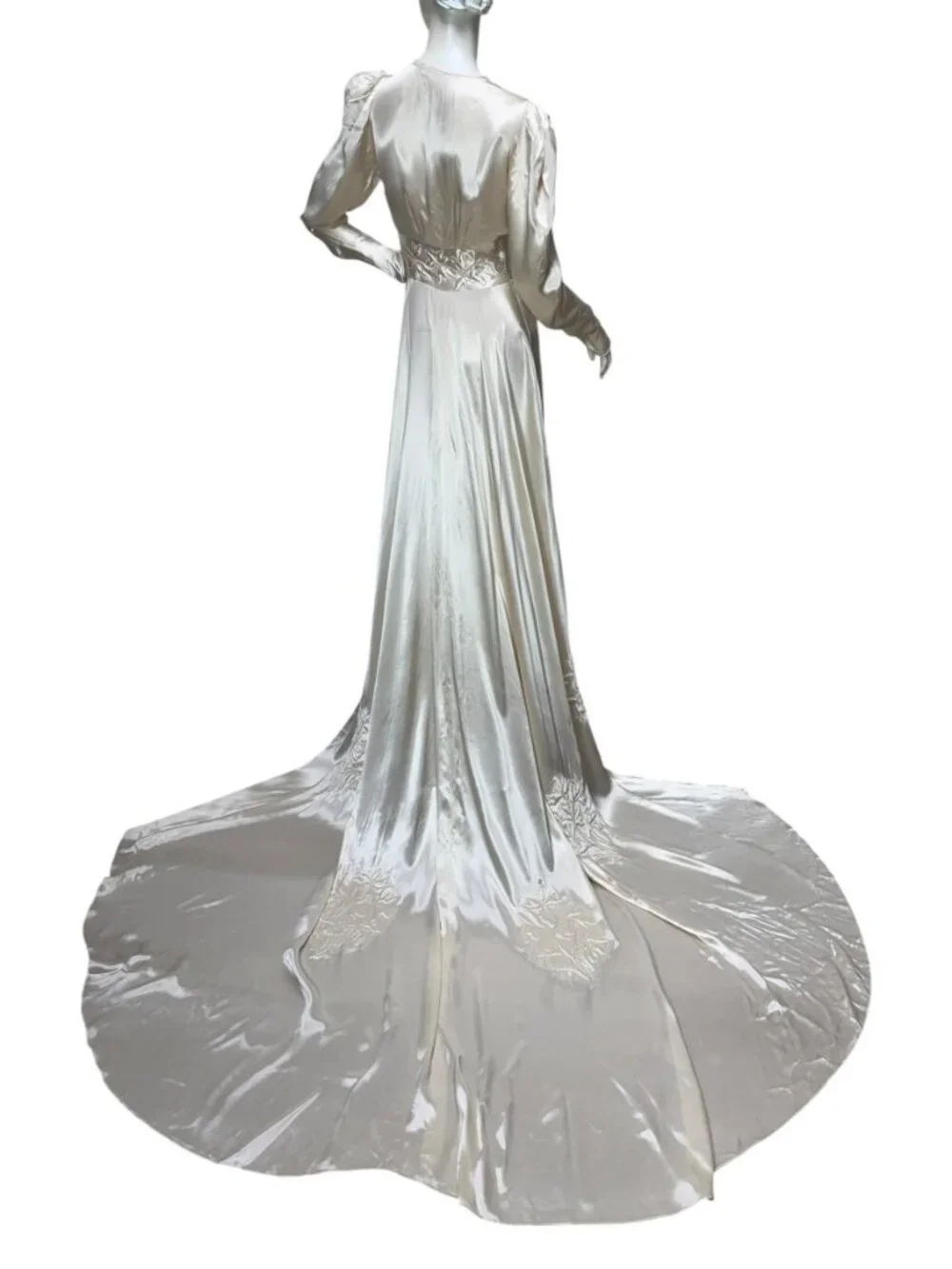 1930s Art Deco liquid satin wedding gown with trapunto embroidery and cathedral - Picture 5 of 16